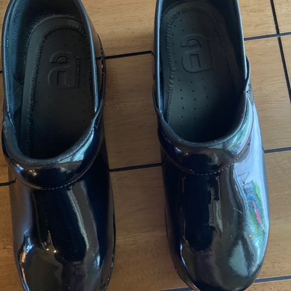 Black Patent Clogs Size 39 (8.5-9) by Artificial Intelligence Like Dansko NIB - Picture 6 of 6